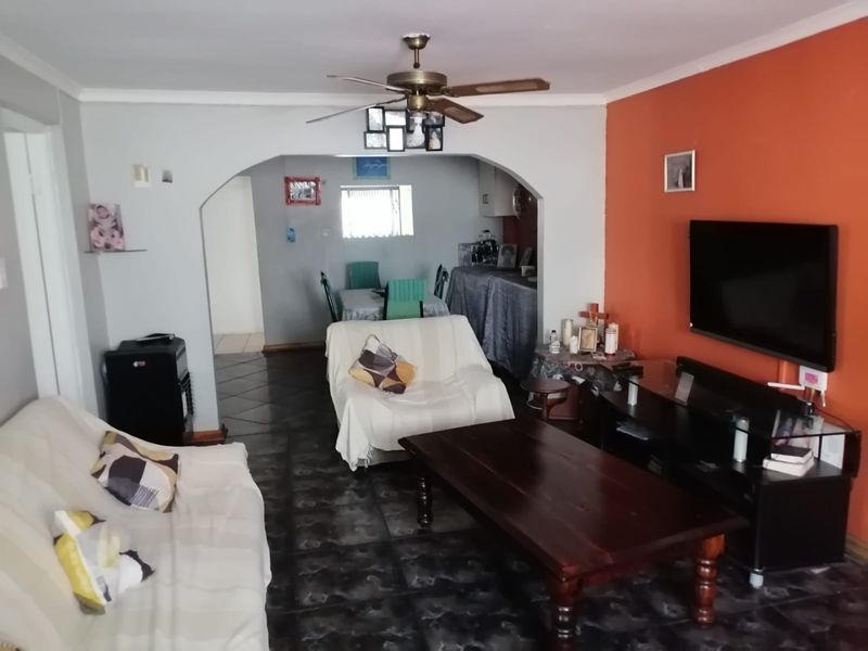 Spacious family home with entertainment  - Photo 8