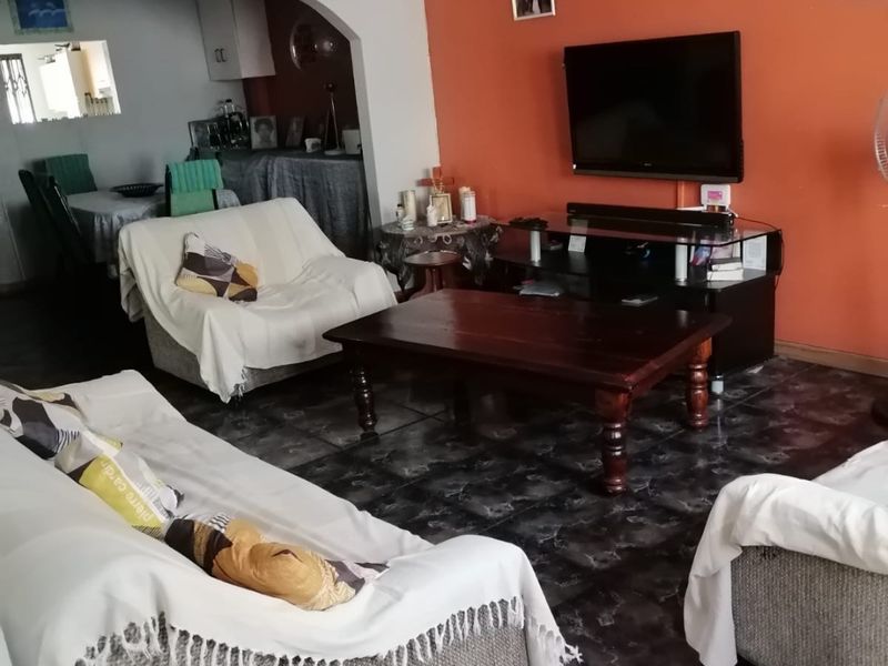 Spacious family home with entertainment  - Photo 6