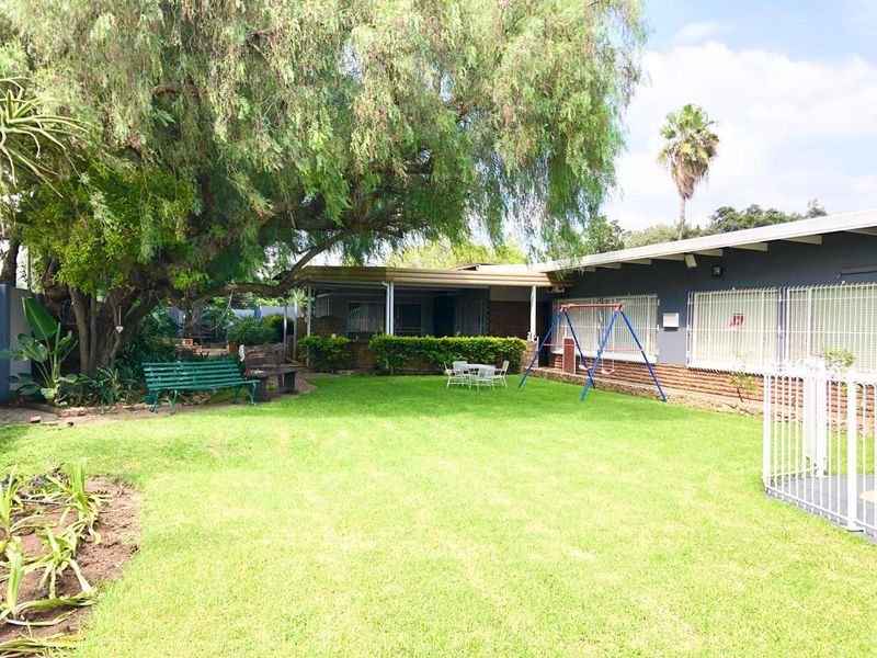 Comfortable 5 Bedroom Family Home | Pool | Mini Golf course | - Photo 3