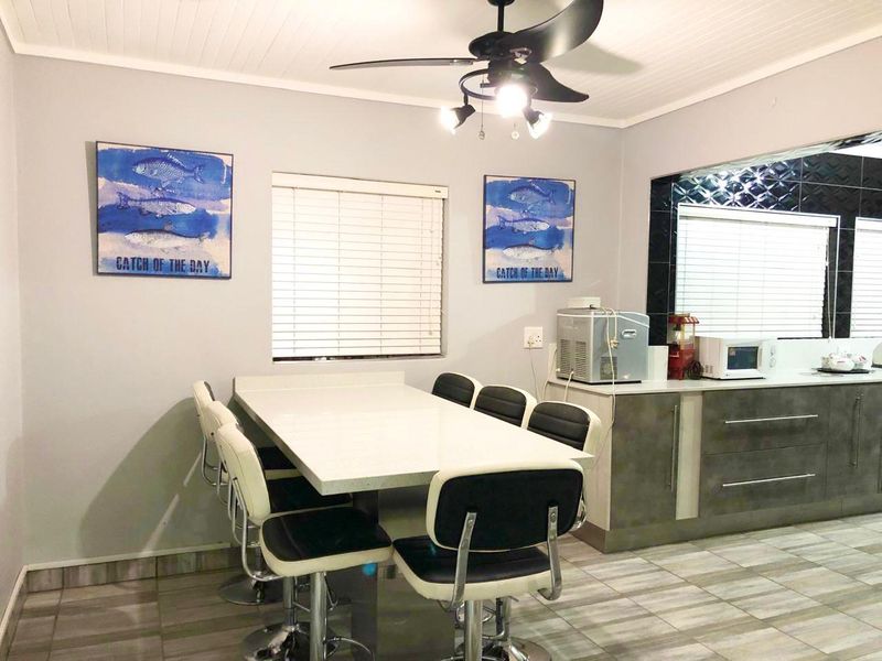 Comfortable 5 Bedroom Family Home | Pool | Mini Golf course | - Photo 9