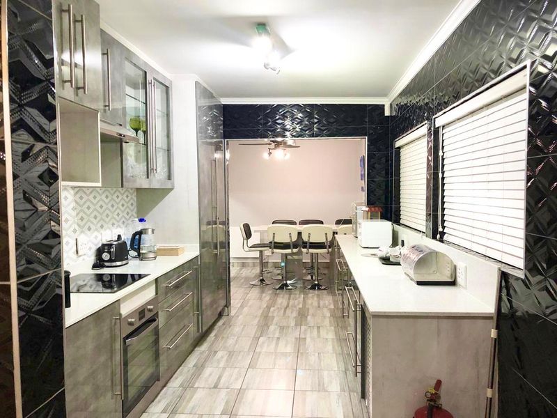 Comfortable 5 Bedroom Family Home | Pool | Mini Golf course | - Photo 10