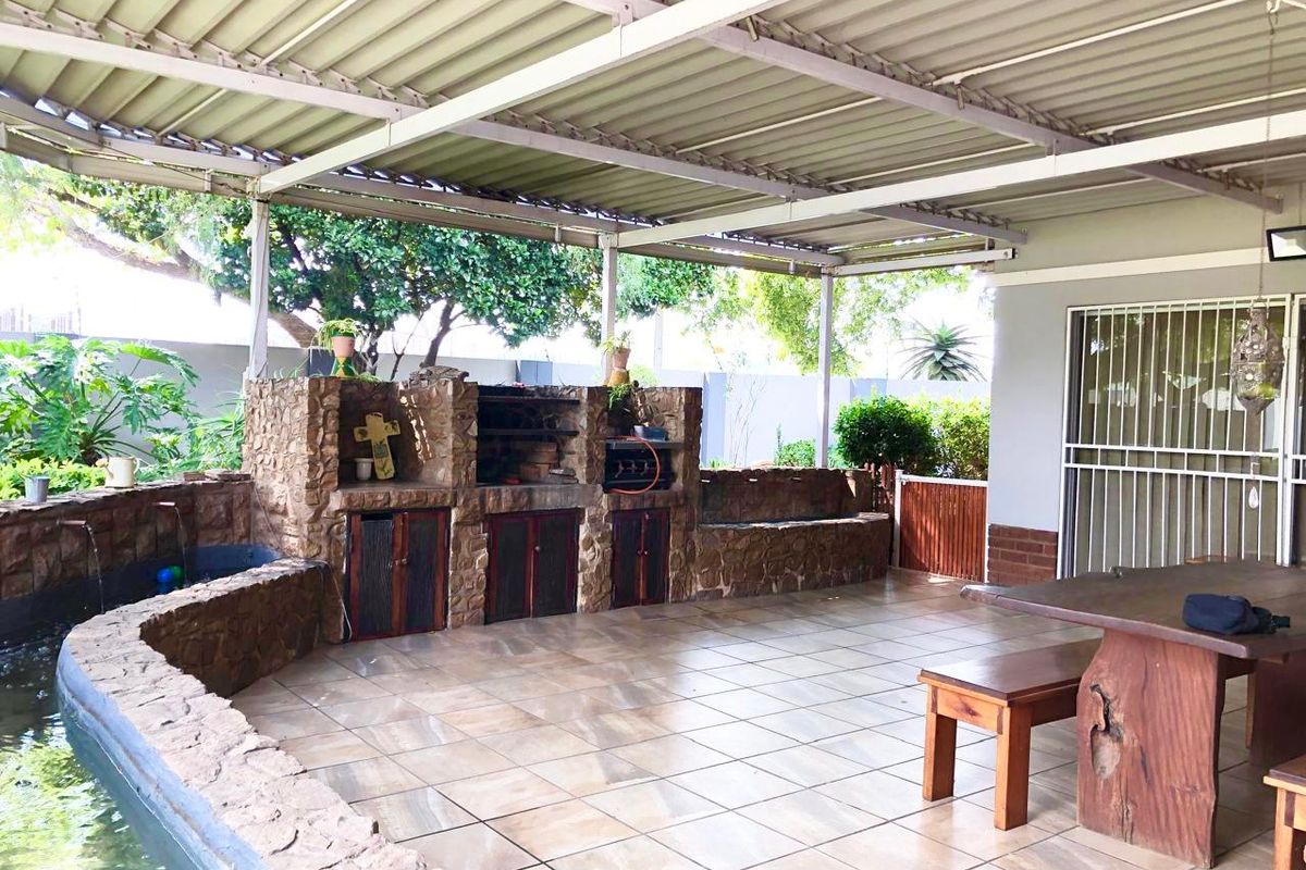 Comfortable 5 Bedroom Family Home | Pool | Mini Golf course | - Photo 5