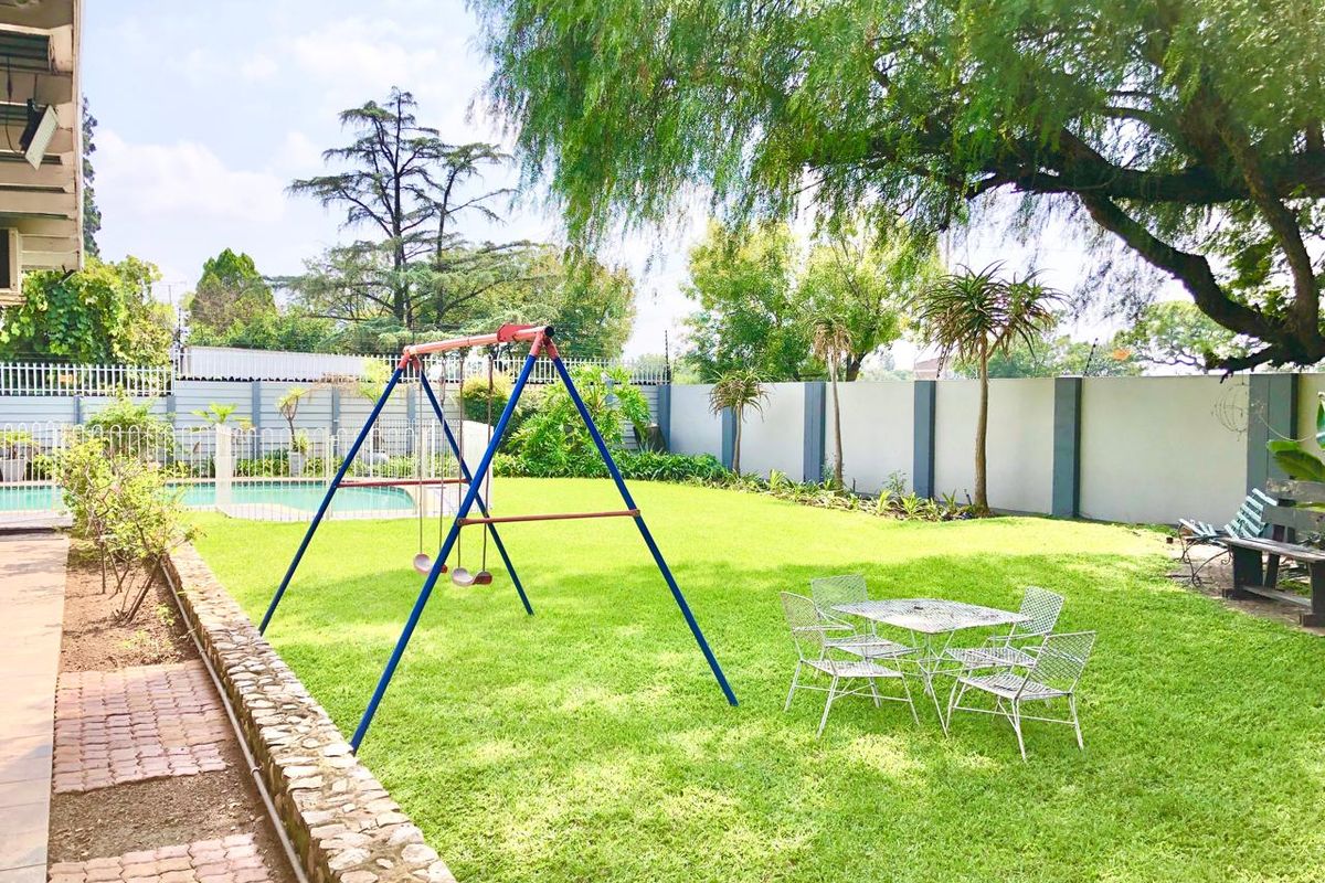 Comfortable 5 Bedroom Family Home | Pool | Mini Golf course | - Photo 4