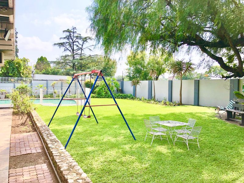 Comfortable 5 Bedroom Family Home | Pool | Mini Golf course | - Photo 4