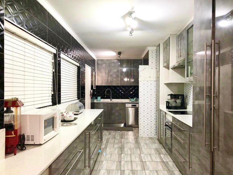 Comfortable 5 Bedroom Family Home | Pool | Mini Golf course | - Photo 8