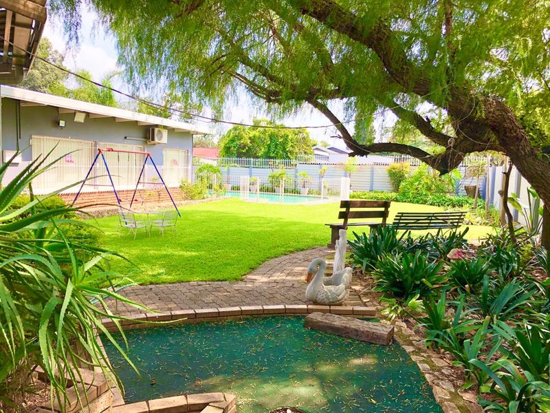 Comfortable 5 Bedroom Family Home | Pool | Mini Golf course | - Photo 7