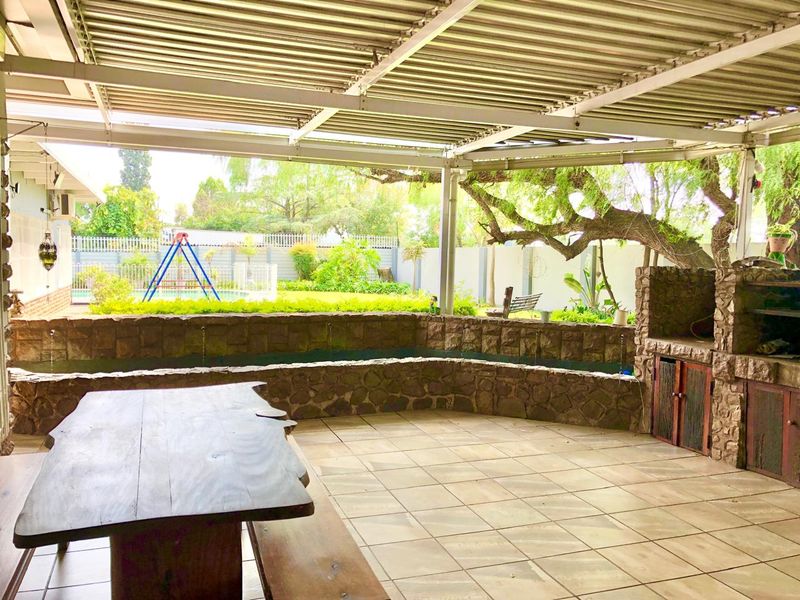 Comfortable 5 Bedroom Family Home | Pool | Mini Golf course | - Photo 6