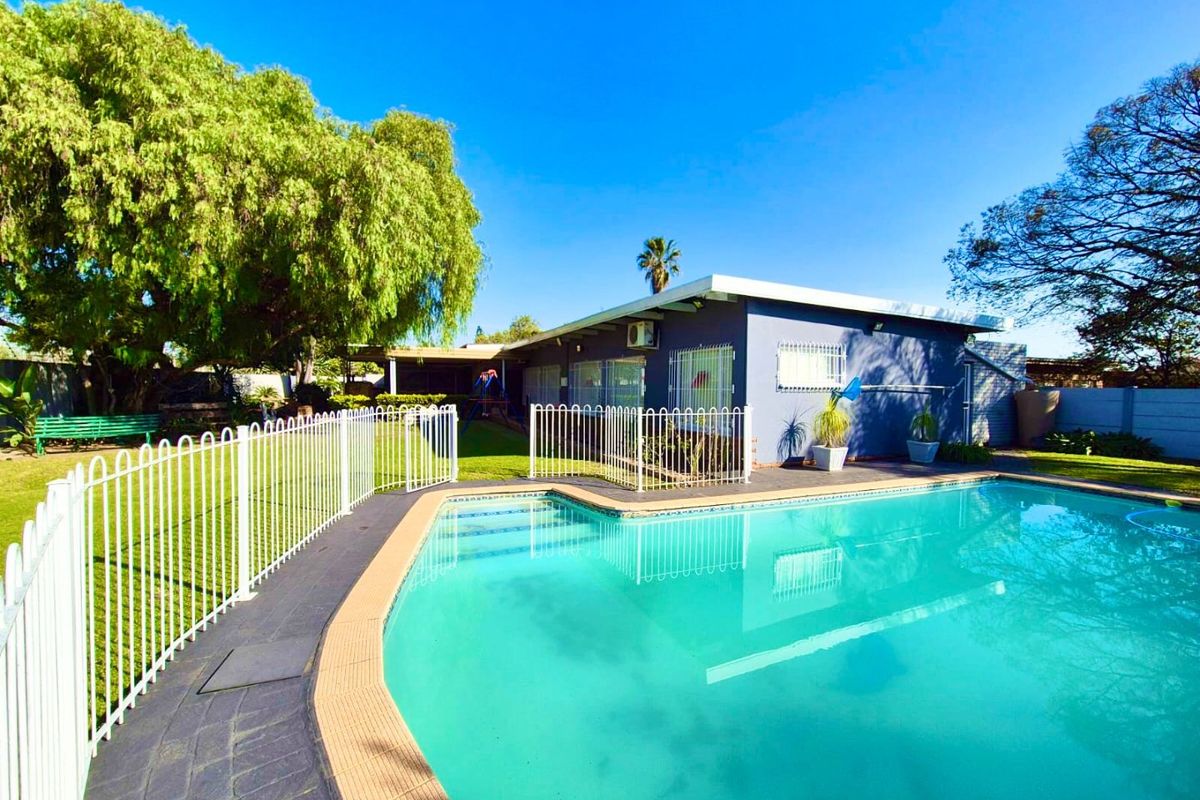 Comfortable 5 Bedroom Family Home | Pool | Mini Golf course | - Photo 2