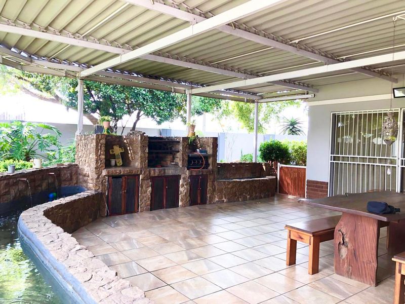 Comfortable 5 Bedroom Family Home | Pool | Mini Golf course | - Photo 4