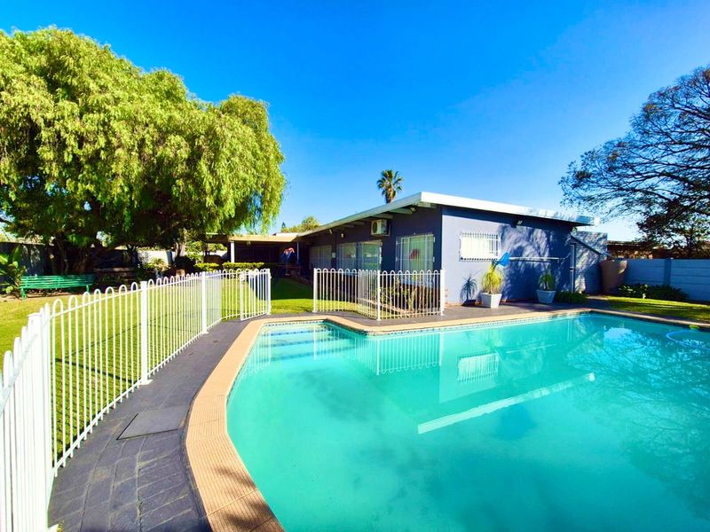 Comfortable 5 Bedroom Family Home | Pool | Mini Golf course | - Photo 1