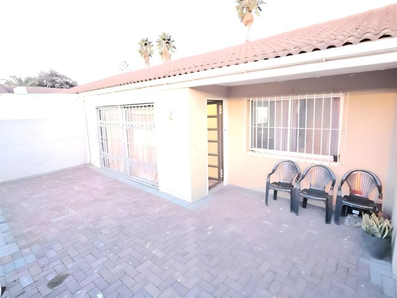 2 Bedroom House for Sale in Rustdal - Photo 2