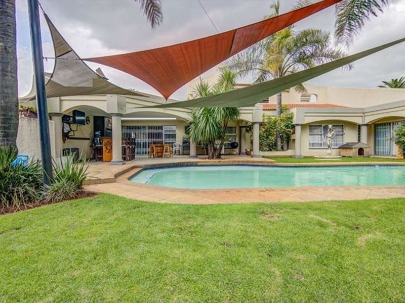 Spacious Family Home with Modern Amenities - Photo 3