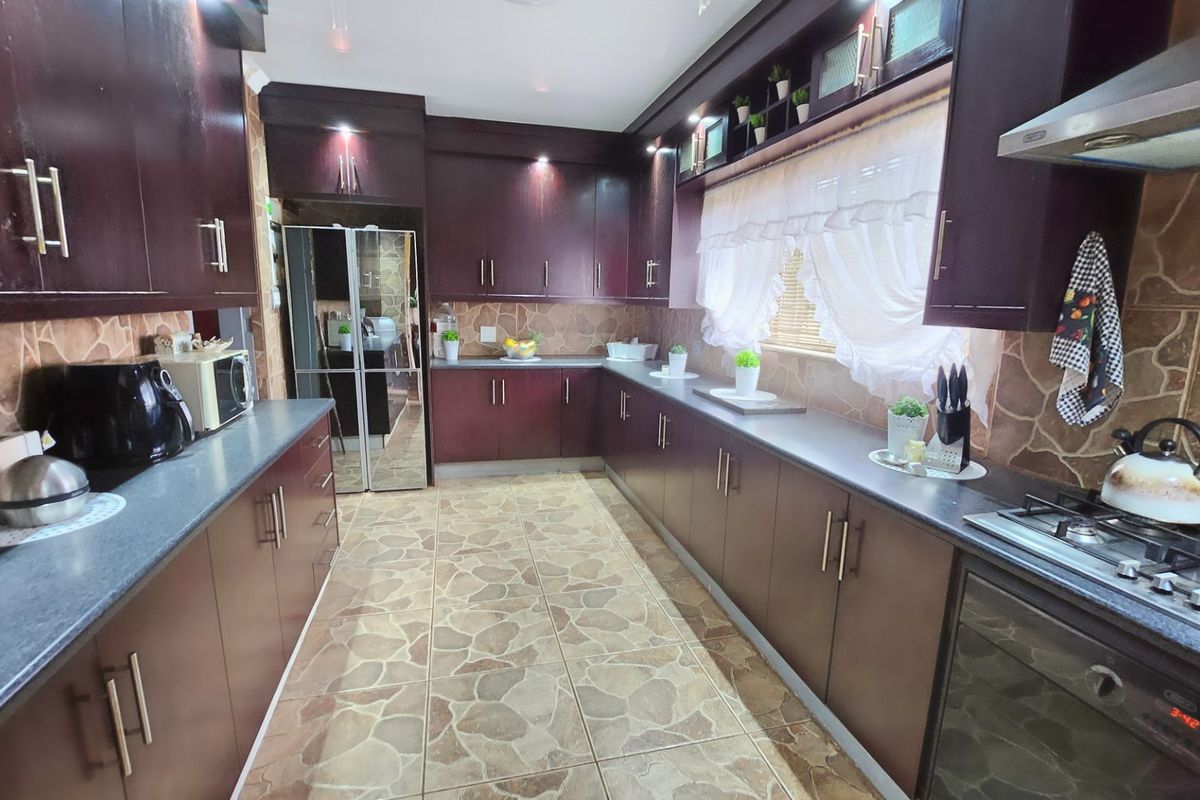 Spacious 4-Bedroom Family Home with Pool, Entertainment Area & Flatlet Potential - Photo 5