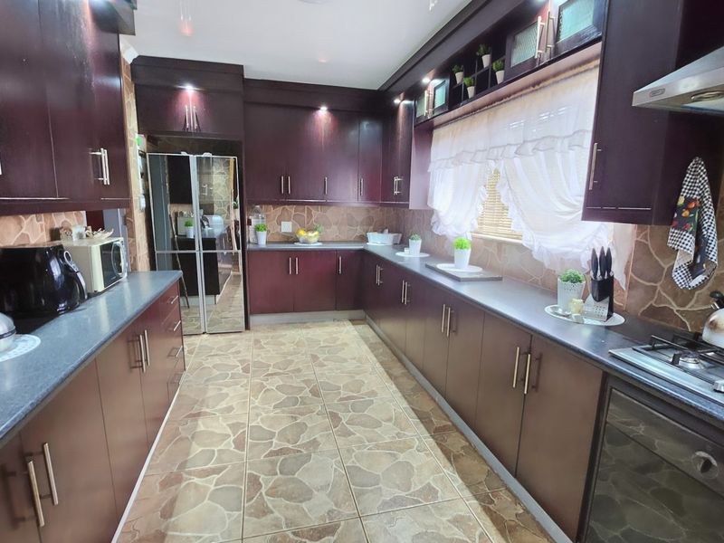 Spacious 4-Bedroom Family Home with Pool, Entertainment Area & Flatlet Potential - Photo 5