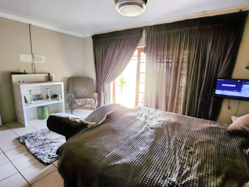 Spacious 4-Bedroom Family Home with Pool, Entertainment Area & Flatlet Potential - Photo 10