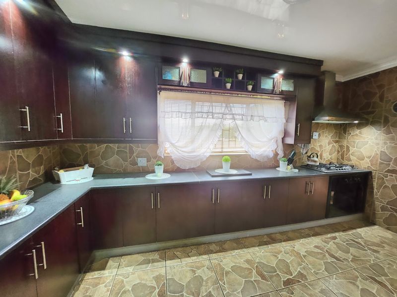 Spacious 4-Bedroom Family Home with Pool, Entertainment Area & Flatlet Potential - Photo 9