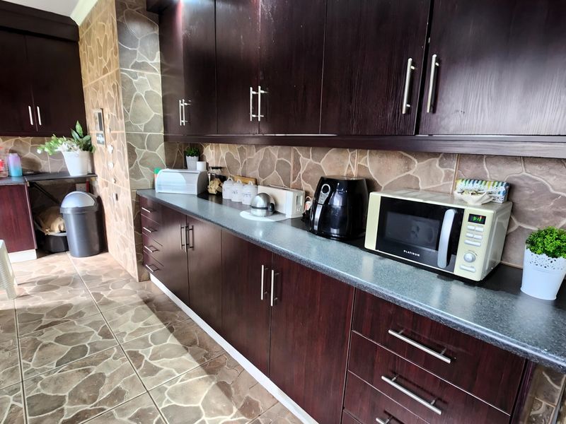 Spacious 4-Bedroom Family Home with Pool, Entertainment Area & Flatlet Potential - Photo 8