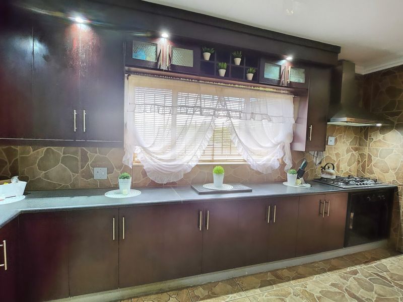 Spacious 4-Bedroom Family Home with Pool, Entertainment Area & Flatlet Potential - Photo 7