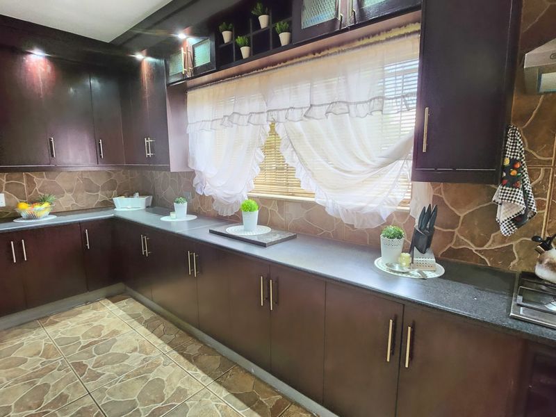 Spacious 4-Bedroom Family Home with Pool, Entertainment Area & Flatlet Potential - Photo 6