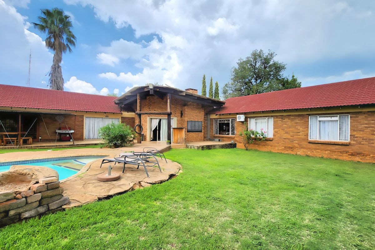 Spacious 4-Bedroom Family Home with Pool, Entertainment Area & Flatlet Potential - Photo 2