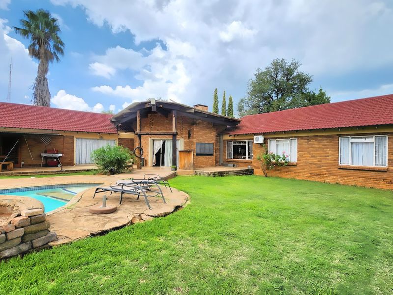 Spacious 4-Bedroom Family Home with Pool, Entertainment Area & Flatlet Potential - Photo 2