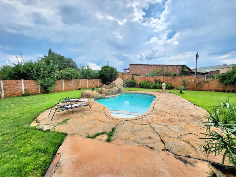 Spacious 4-Bedroom Family Home with Pool, Entertainment Area & Flatlet Potential - Photo 4