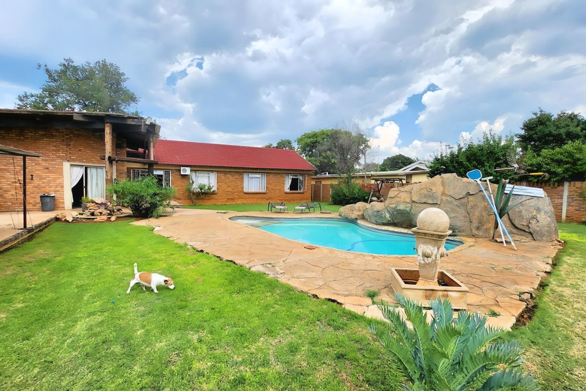 Spacious 4-Bedroom Family Home with Pool, Entertainment Area & Flatlet Potential - Photo 3