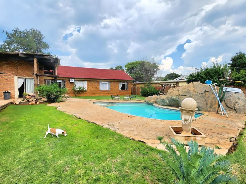 Spacious 4-Bedroom Family Home with Pool, Entertainment Area & Flatlet Potential - Photo 3