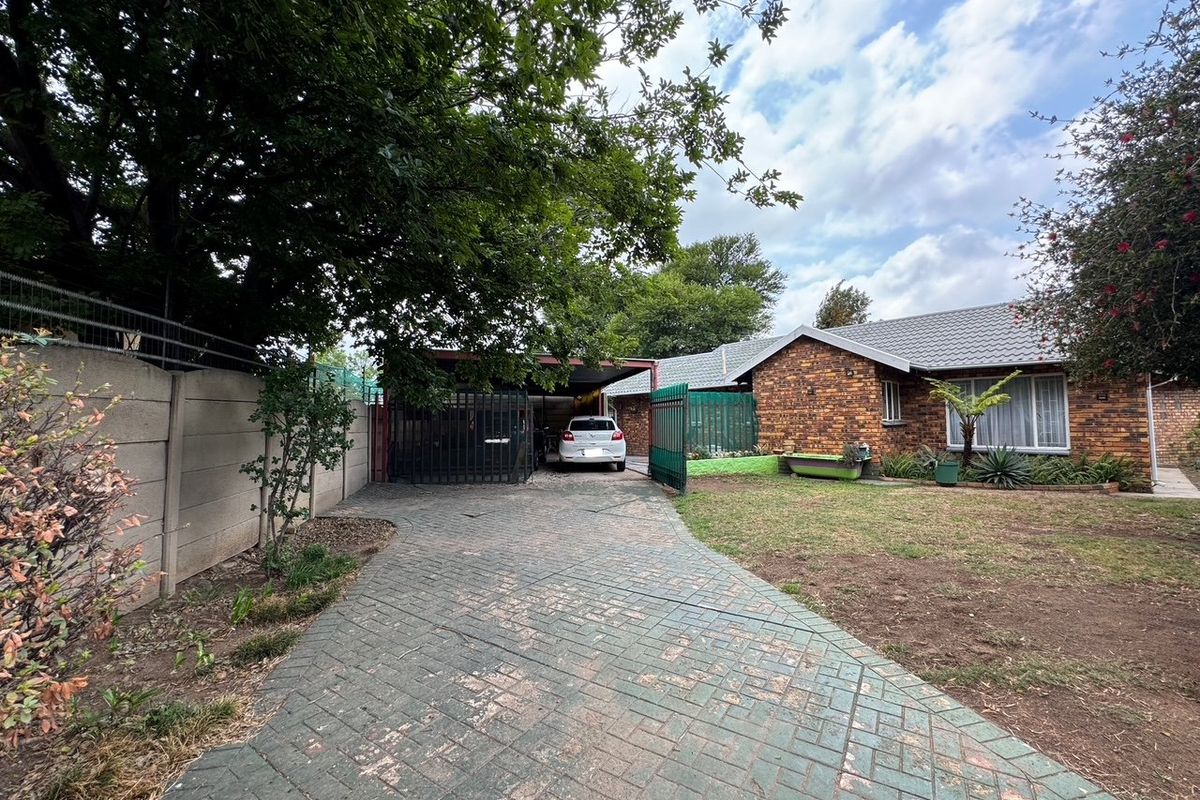 Cozy Family Home with Ample Space and Practical Features - Photo 2