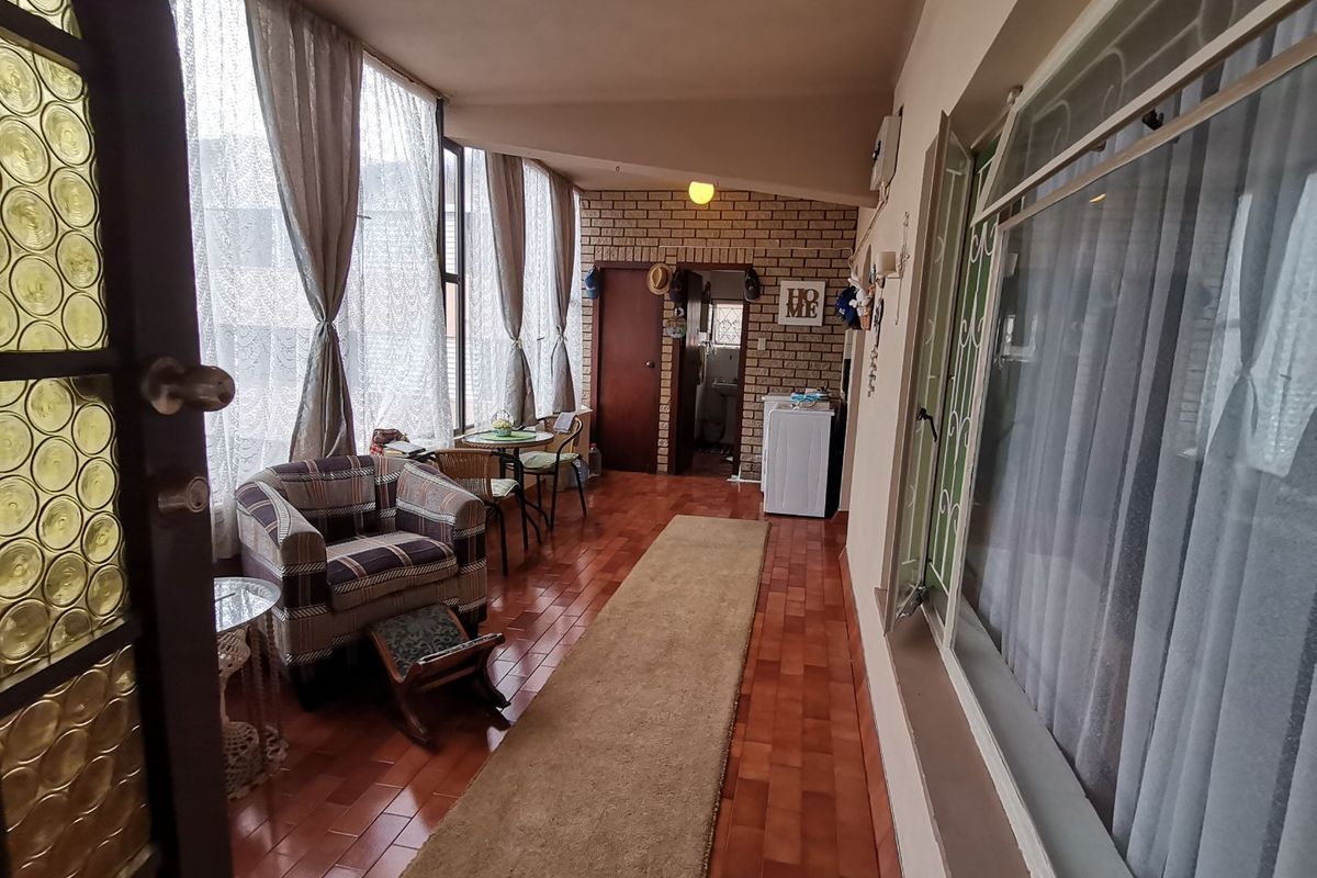 Park your vehicle and walk where you want to be  - Photo 5