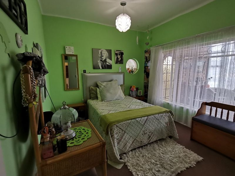 Park your vehicle and walk where you want to be  - Photo 2