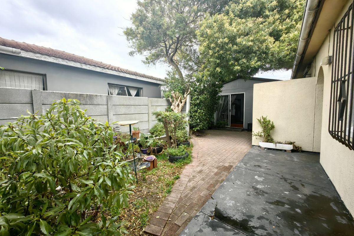 4 Bedroom Investor's Dream in Prime Location! - Photo 5