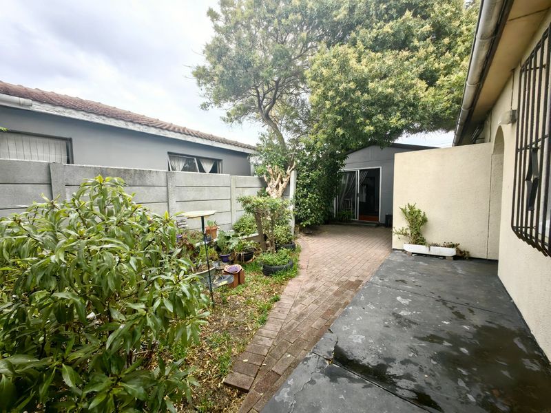 4 Bedroom Investor's Dream in Prime Location! - Photo 5