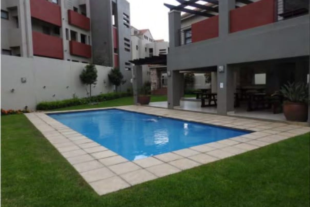 Sunny Sunninghill flat with balcony charm - Photo 3