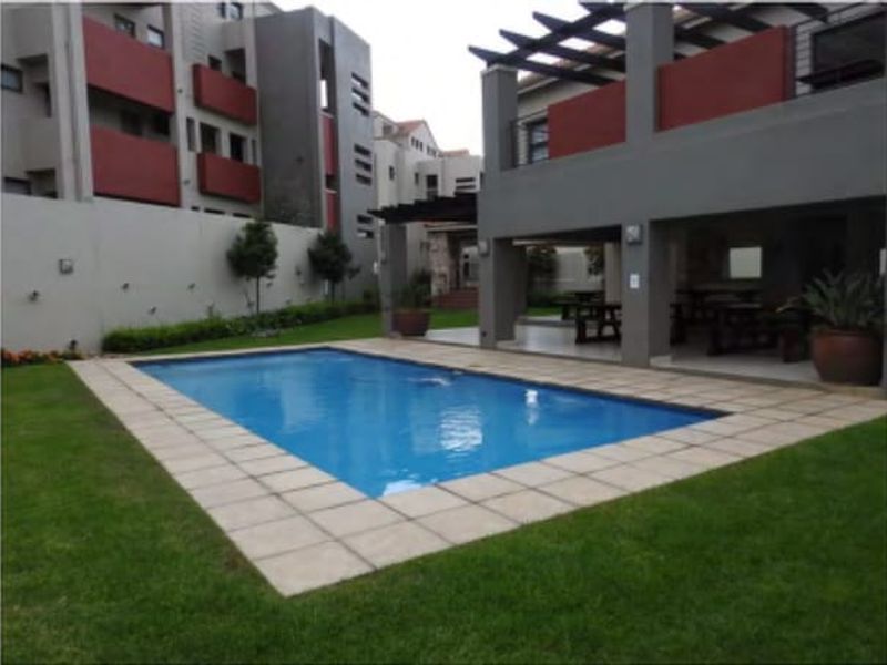 Sunny Sunninghill flat with balcony charm - Photo 3