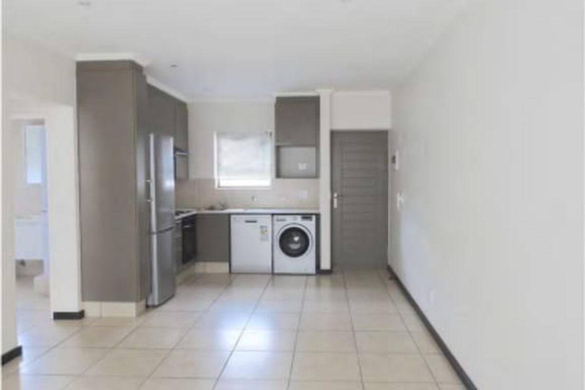 Sunny Sunninghill flat with balcony charm - Photo 4