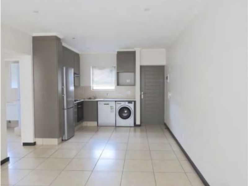 Sunny Sunninghill flat with balcony charm - Photo 4