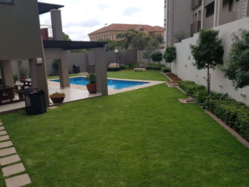 Sunny Sunninghill flat with balcony charm - Photo 8