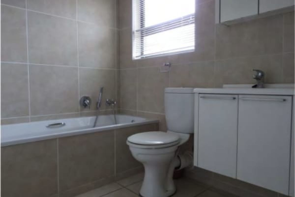 Sunny Sunninghill flat with balcony charm - Photo 5