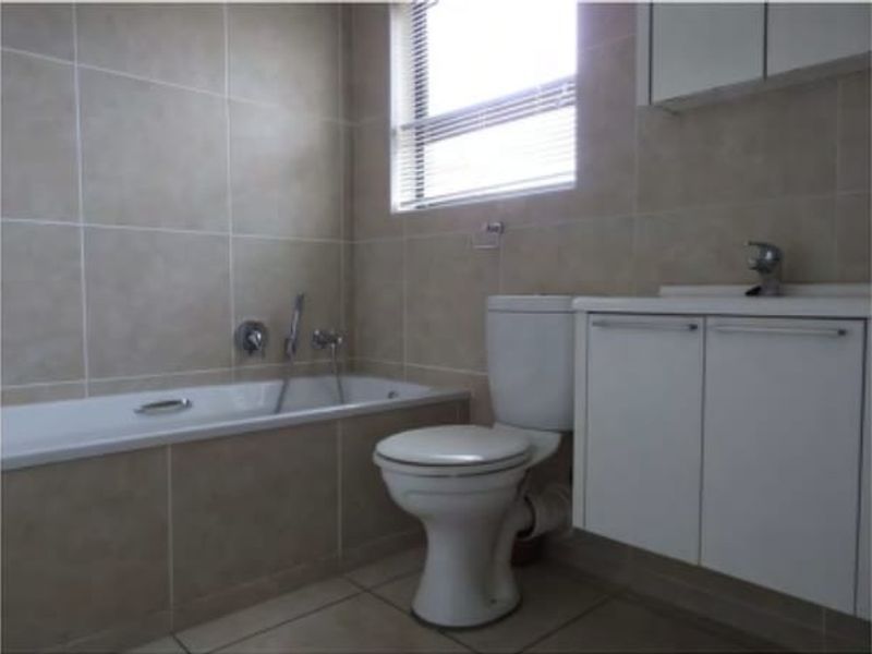 Sunny Sunninghill flat with balcony charm - Photo 5