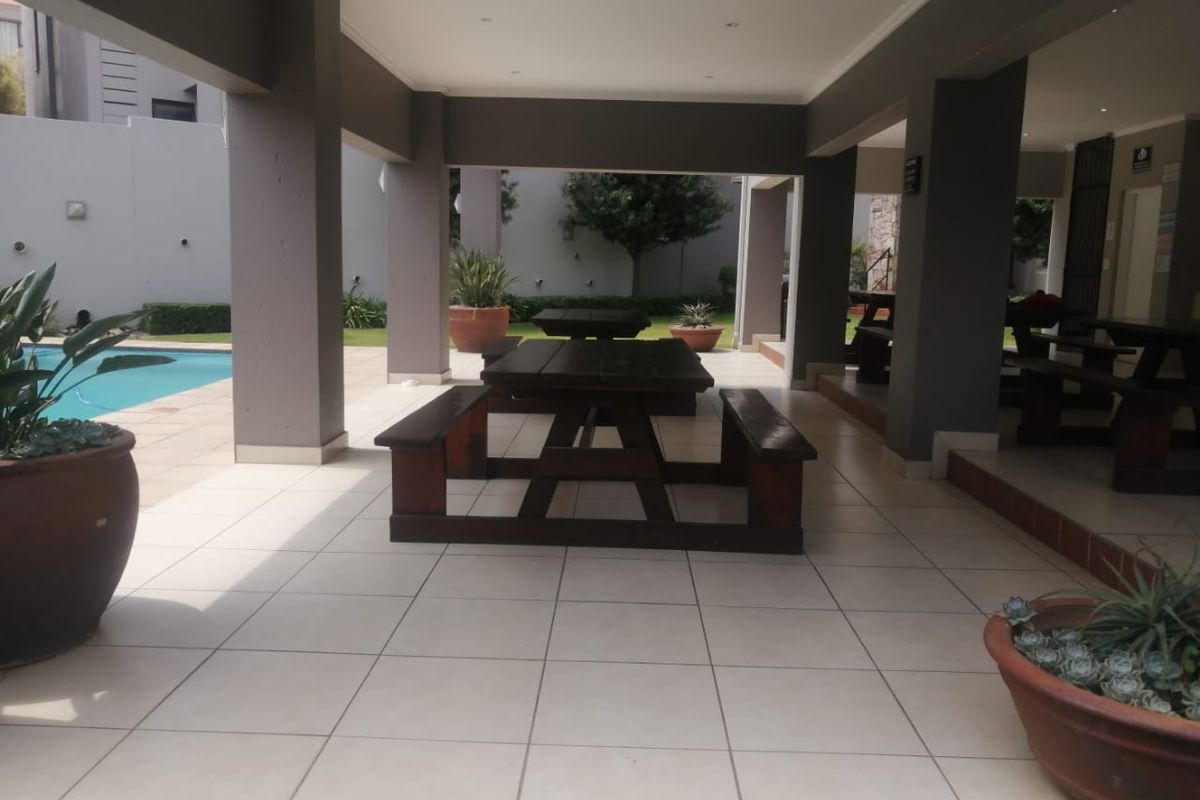 Sunny Sunninghill flat with balcony charm - Photo 2