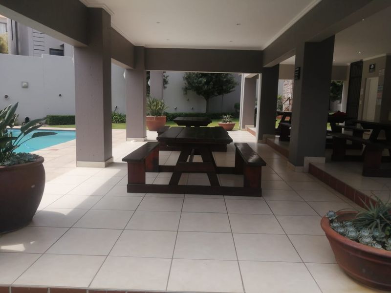 Sunny Sunninghill flat with balcony charm - Photo 2