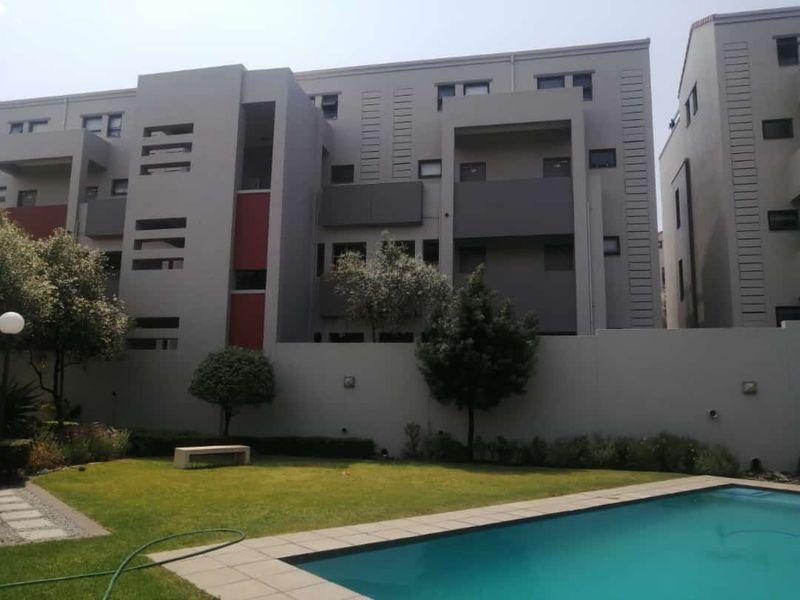 Sunny Sunninghill flat with balcony charm - Photo 1