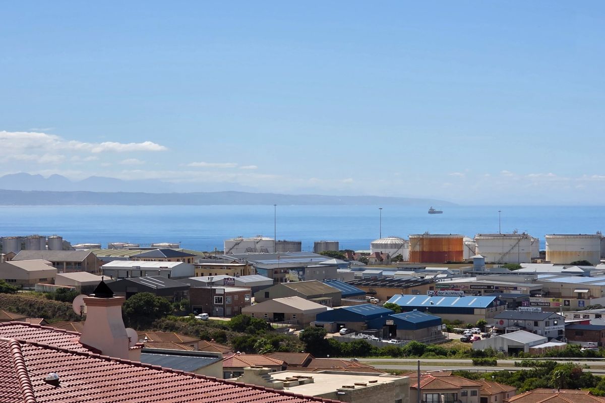 Large House... Separate Apartment... Excellent Mountain and Ocean Views !!! - Photo 3
