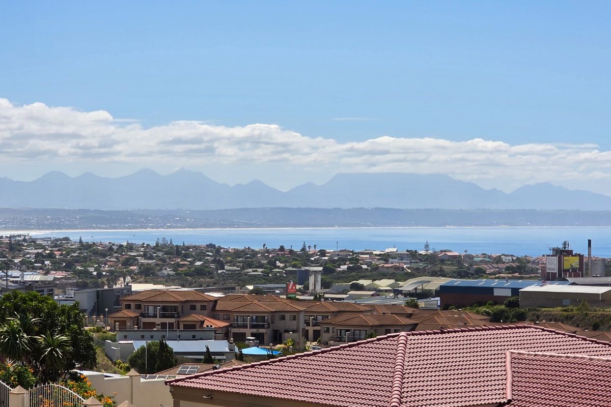 Large House... Separate Apartment... Excellent Mountain and Ocean Views !!! - Photo 2