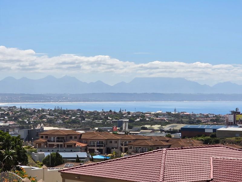 Large House... Separate Apartment... Excellent Mountain and Ocean Views !!! - Photo 2