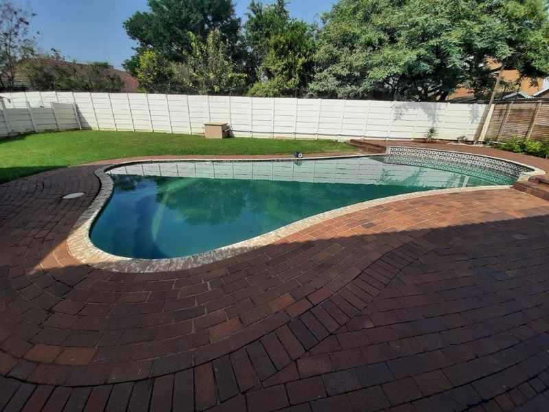 Spacious 4 bedroom house on large 1553sqm property situated in the enclosed boomed off area of beautiful Libradene in Boksburg. - Photo 8