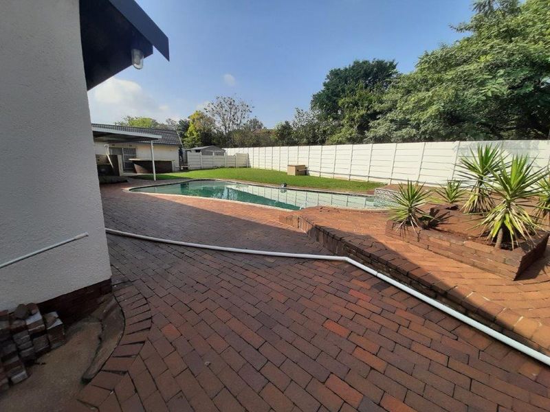 Spacious 4 bedroom house on large 1553sqm property situated in the enclosed boomed off area of beautiful Libradene in Boksburg. - Photo 9
