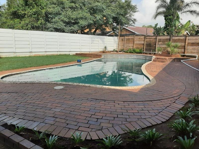 Spacious 4 bedroom house on large 1553sqm property situated in the enclosed boomed off area of beautiful Libradene in Boksburg. - Photo 7