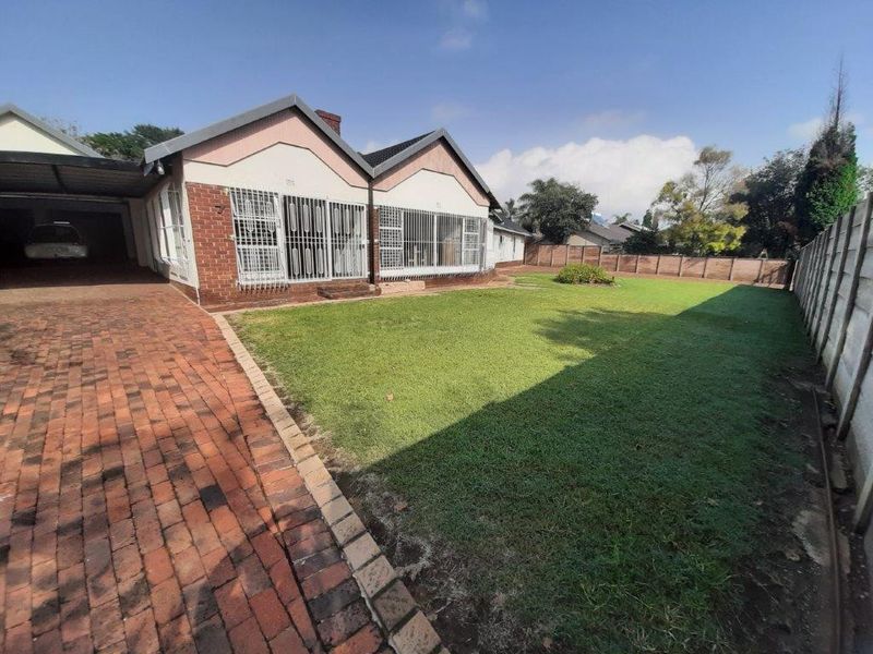 Spacious 4 bedroom house on large 1553sqm property situated in the enclosed boomed off area of beautiful Libradene in Boksburg. - Photo 10